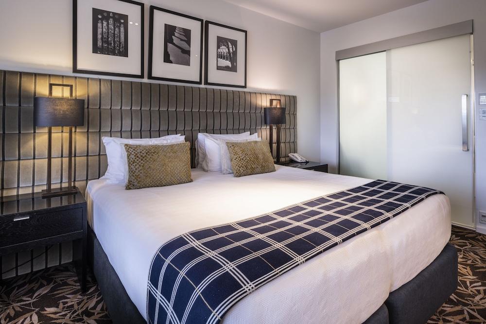 Hotel The George Christchurch Exterior foto A bedroom at the hotel